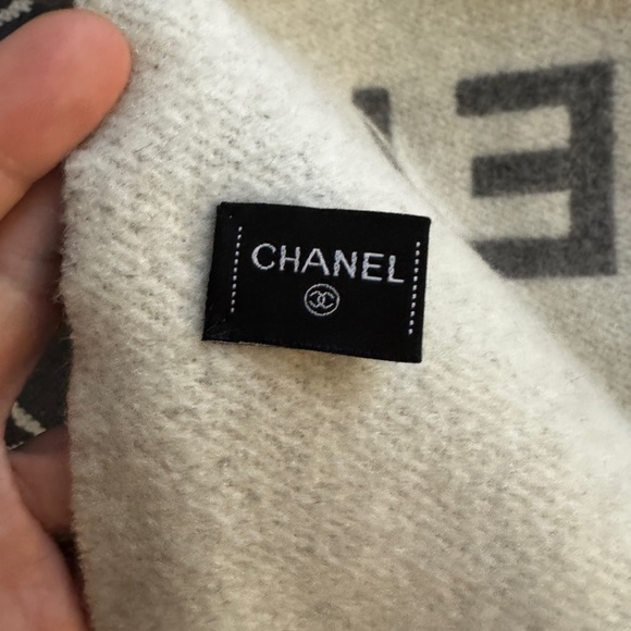 Chanel Cashmere blanket scarf - Picture 3 of 6
